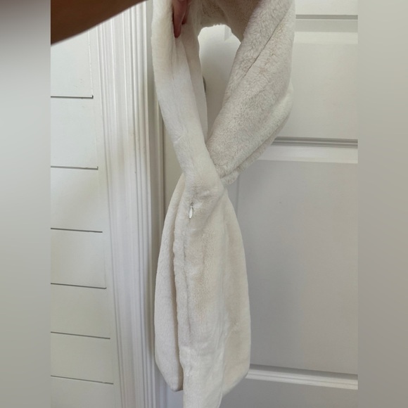 boutique sherpa pull-through warm cozy chic winter accessory scarf - Picture 5 of 6